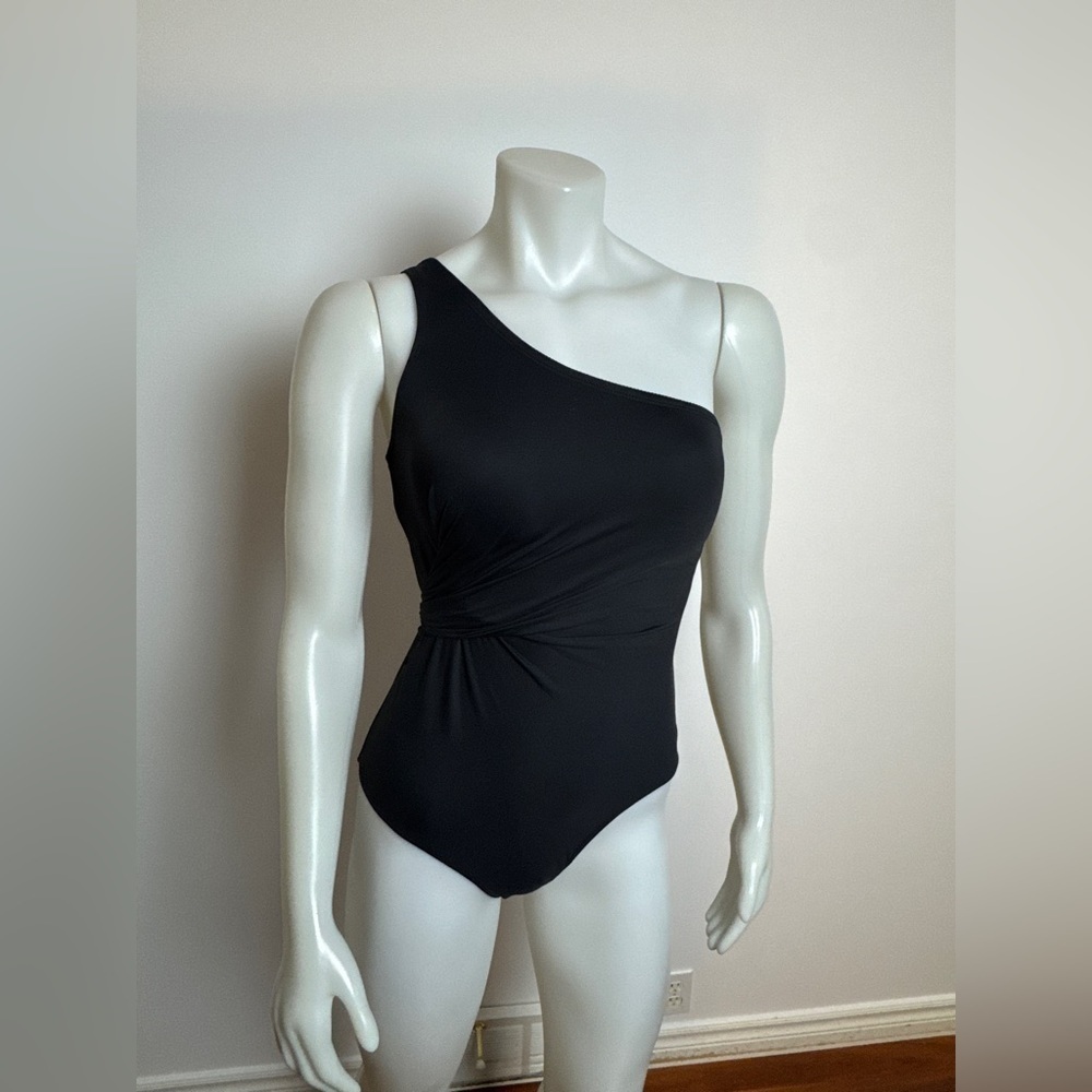NWOT - Gottex One Shoulder Swimsuit in Black. Figure flattering side gathering.